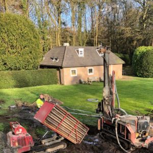 Een bronboringen voor een aardwarmtesysteem