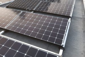 Deze zonnepanelen zijn in opdracht van Albreco geplaatst voor de klant. Met zonnepanelen kunt u stroom opwekken en deze gebruiken voor uw warmtepompinstallatie.